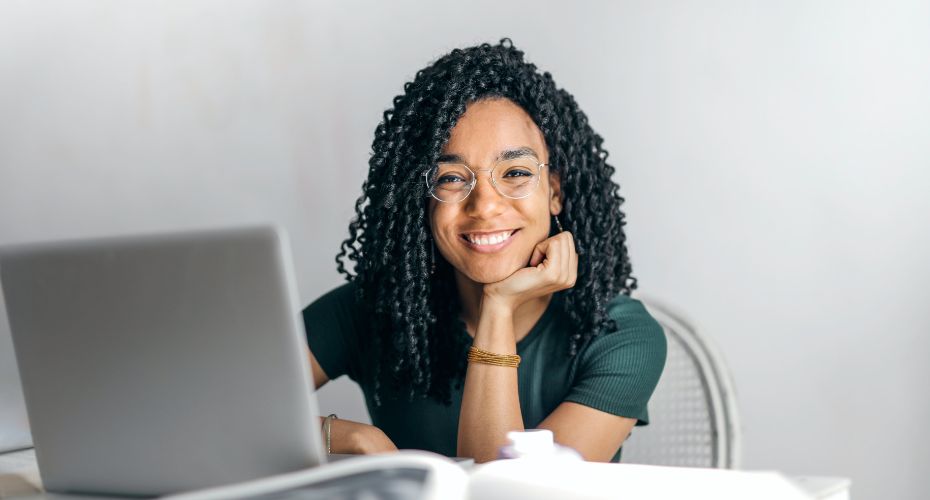 Woman smiling with Laptop
